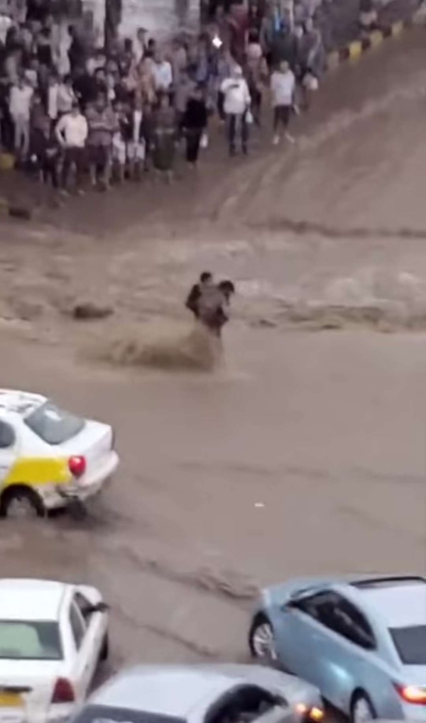 لحظات مروعة لإنقاذ شخص جرفته سيول الأمطار في جولة مذبح بصنعاء