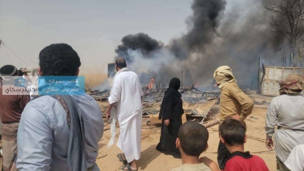 حريق هائل يلتهم مساكن للنازحين في مأرب حريق هائل يلتهم مساكن للنازحين في مأرب