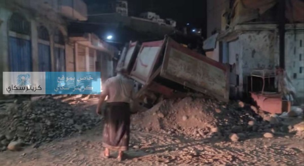 انقلاب شاحنة بسبب حاجز مشروع متعثر في عدن