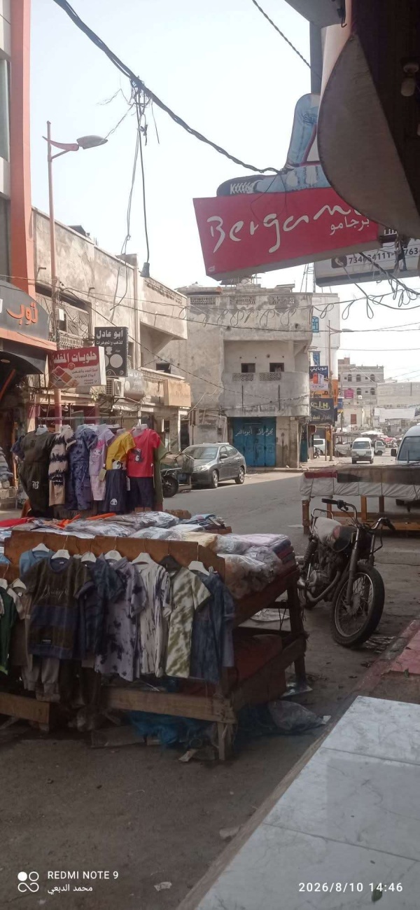 الحديدة تشهد هدوء ا لافت ا مع غياب المرتبات وتراجع الحركة في الأسواق الحديدة تشهد هدوء ا لافت ا مع غياب المرتبات وتراجع الحركة في الأسواق