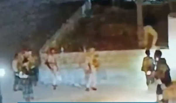 مواطنة تستغيث بعد اقتحام مسلحين منزلها في مدينة الشعب بعدن مواطنة تستغيث بعد اقتحام مسلحين منزلها في مدينة الشعب بعدن