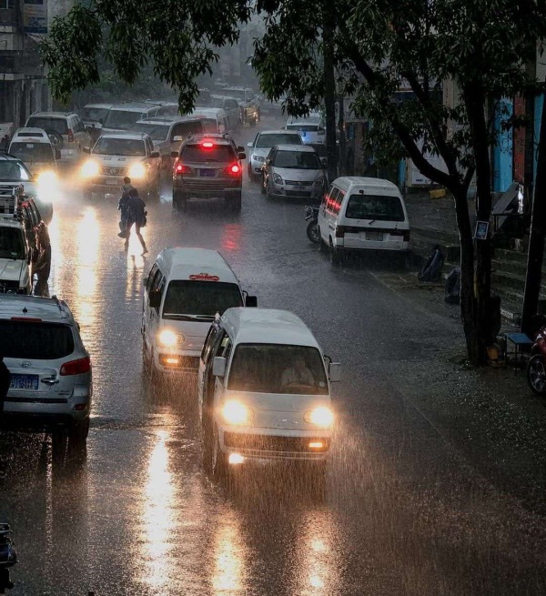 مطر وليل في عز الظهر في تعز صورة