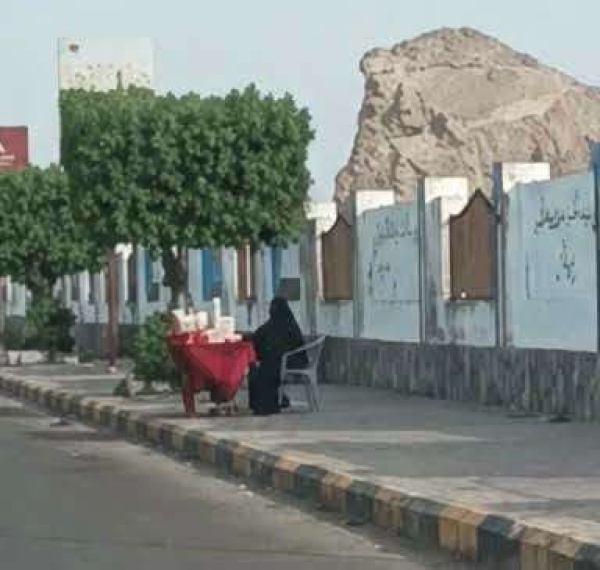 جهة تحاول طردها امرأة عدنية تفترش الشارع لبيع الشاهي وإعالة أسرتها تحت حرارة الشمس جهة تحاول طردها امرأة عدنية تفترش الشارع لبيع الشاهي وإعالة أسرتها تحت حرارة الشمس