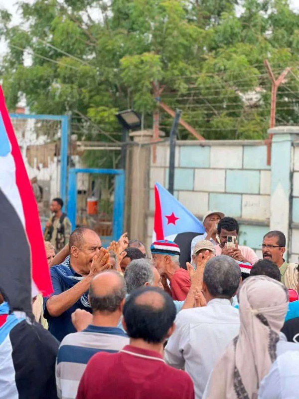 وقفة احتجاجية حاشدة أمام وزارة الكهرباء بعدن وقفة احتجاجية حاشدة أمام وزارة الكهرباء بعدن