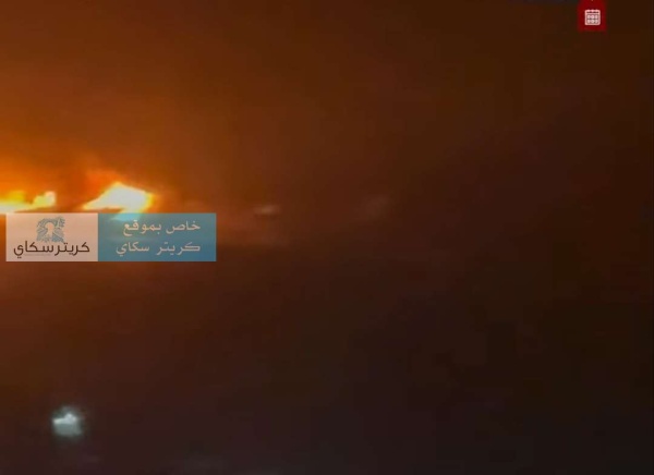 عاجل احتراق مركبين يحملان بضائع تجارية جراء القصف الحو ثي على ميناء المخا