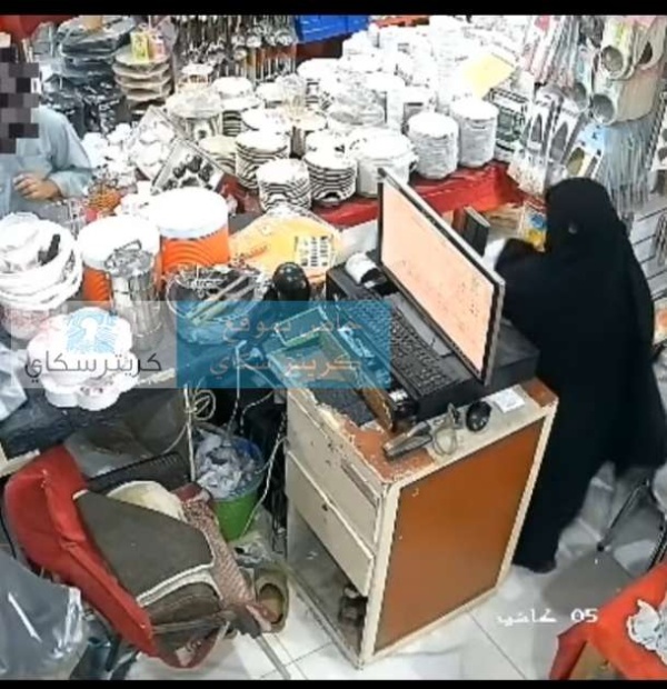 كاميرات المراقبة توثق سرقة جريئة داخل محل تجاري في عدن كاميرات المراقبة توثق سرقة جريئة داخل محل تجاري في عدن
