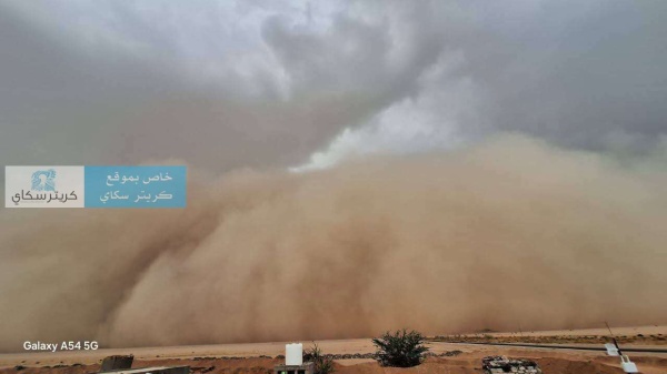عاجل عواصف رملية عنيفة تضرب طريق ا دولي ا وتحجب الرؤية صور