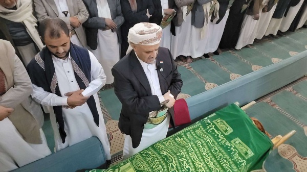 الشيخ حمير الأحمر يؤدي صلاة الجنازة على الشيخ علي السوطي الشيخ حمير الأحمر يؤدي صلاة الجنازة على الشيخ علي السوطي