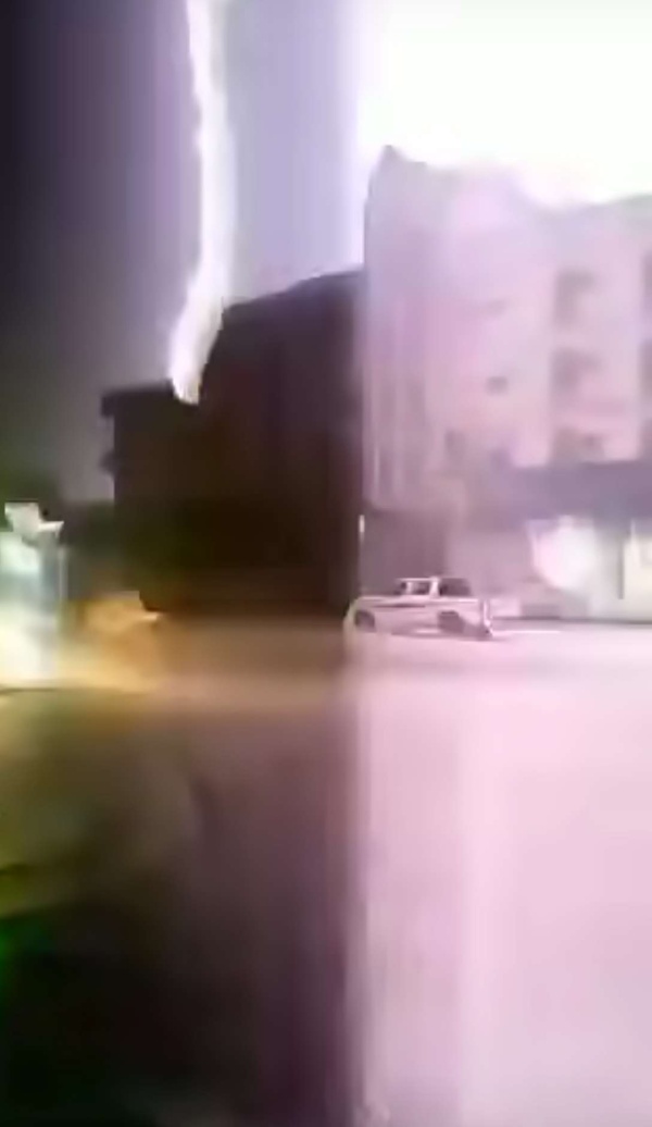 عاجل صاعقة رعدية تحول الليل الى نهار عاجل صاعقة رعدية تحول الليل الى نهار