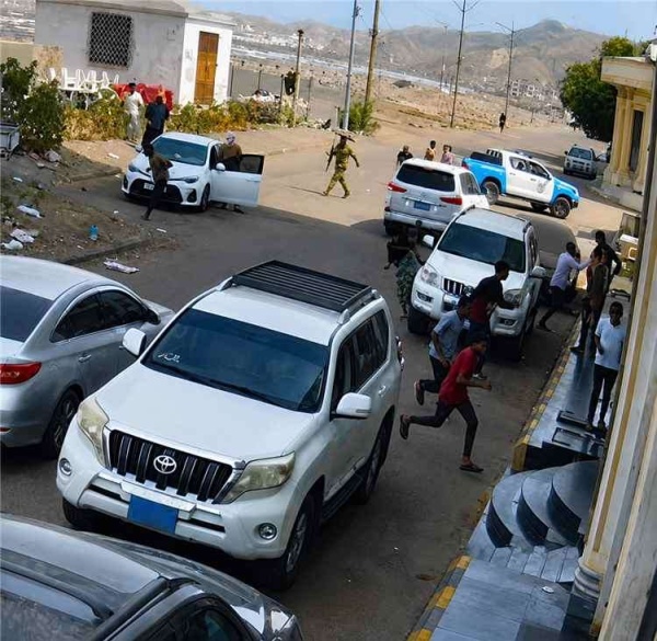 فندق شهير بعدن يتعرض للاقتحام والاعتداء