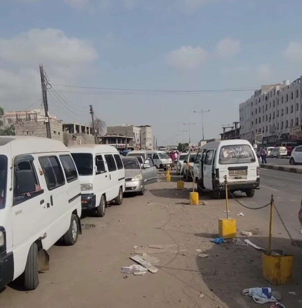 بدء توفر كميات محدودة من الغاز وسط ازدحام خانق بعدن بدء توفر كميات محدودة من الغاز وسط ازدحام خانق بعدن