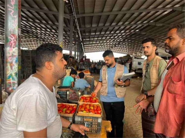 تحرك مباغت لضبط الاسعار بعدن وامهال محلات الخضار