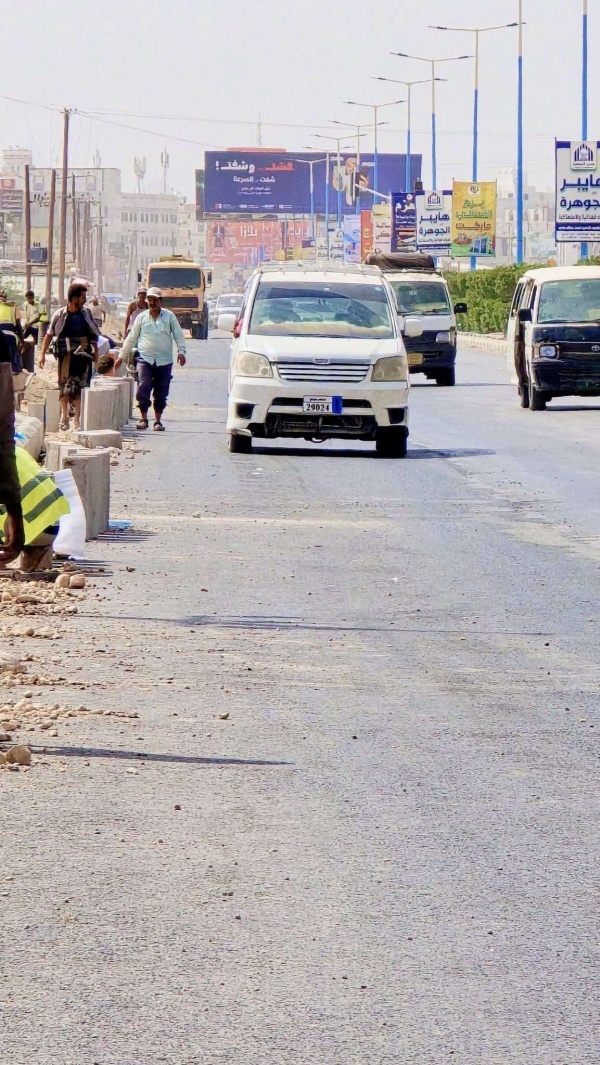 بدء أعمال رصف الفوتبات في شوارع الأربعين بمدينة عتق