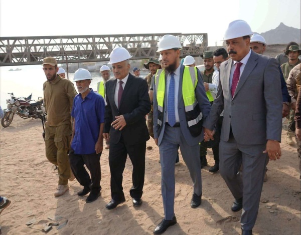 محافظ عدن ووزير الأشغال يدشنان مشروع صيانة وترميم جسر البريقة القديم