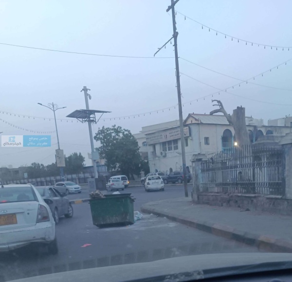 تحولت إلى خطر مروري براميل النفايات تثير غضب المواطنين في عدن تحولت إلى خطر مروري براميل النفايات تثير غضب المواطنين في عدن