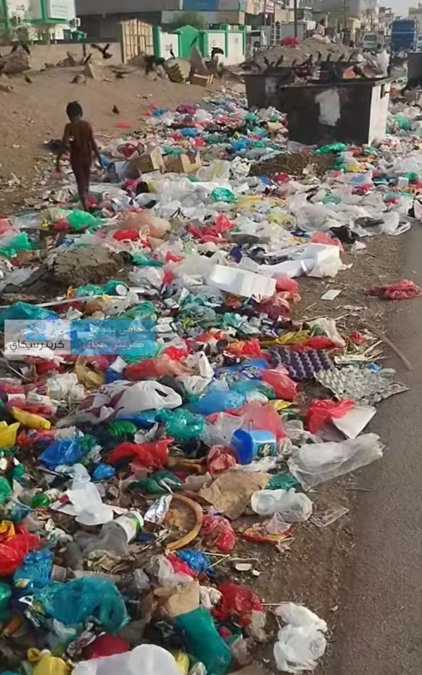 أكوام القمامة تحاصر شارع رئيسي وتثير غضب الأهالي أكوام القمامة تحاصر شارع رئيسي وتثير غضب الأهالي