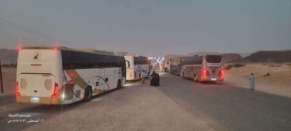 بالصور طوابير طويلة للمسافرين عند نقطة الفلج في مأرب بالصور طوابير طويلة للمسافرين عند نقطة الفلج في مأرب