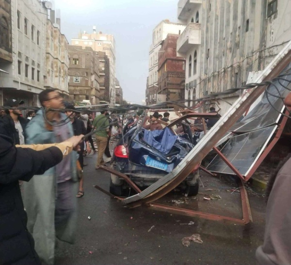 حادث مروع في شارع هائل بصنعاء إصابة 3 فتيات إثر سقوط ألواح على سيارتهن حادث مروع في شارع هائل بصنعاء إصابة 3 فتيات إثر سقوط ألواح على سيارتهن
