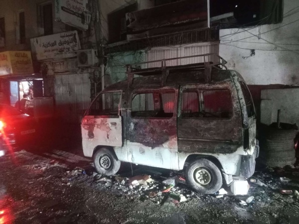 شباب ورجال شعب العيدروس في عدن يطلقون حملة لمساعدة صاحب الباص المحترق