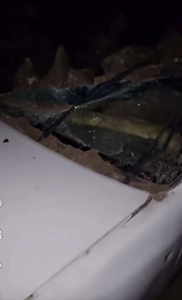 عاجل سقوط صخري يقطع طريق جبل صبر وسقوط أجزاء منه فوق سيارة عاجل سقوط صخري يقطع طريق جبل صبر وسقوط أجزاء منه فوق سيارة