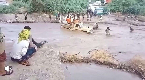 سقوط طفل من فوق سيارة أثناء عبورها السيل في وصاب سقوط طفل من فوق سيارة أثناء عبورها السيل في وصاب
