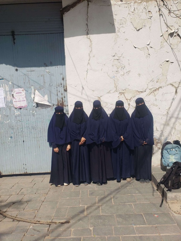 أم ت صاب بالدوخة وطالبات تحت الشمس شكوى صادمة من مدرسة بصنعاء