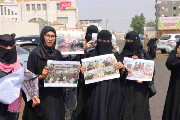محامو عدن ينظمون وقفة احتجاجية للمطالبة بوقف ما وصفوه بالتصرفات التعسفية محامو عدن ينظمون وقفة احتجاجية للمطالبة بوقف ما وصفوه بالتصرفات التعسفية