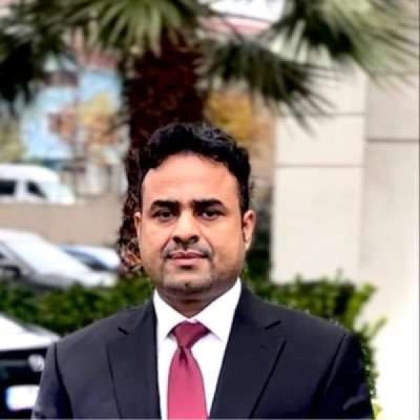 عبدالسلام محمد يسلط الضوء على مشاهد إنسانية تؤكد التزام الجيش اليمني بالقانون الإنساني