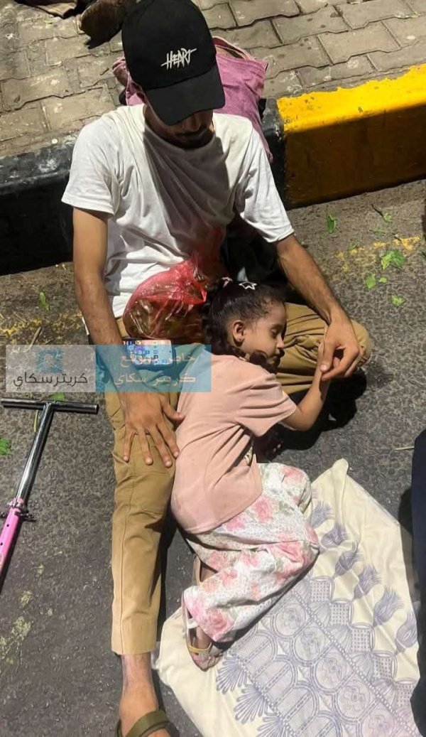 أب وطفلته في حضن الشارع صورة تختصر معاناة أهالي عدن أب وطفلته في حضن الشارع صورة تختصر معاناة أهالي عدن