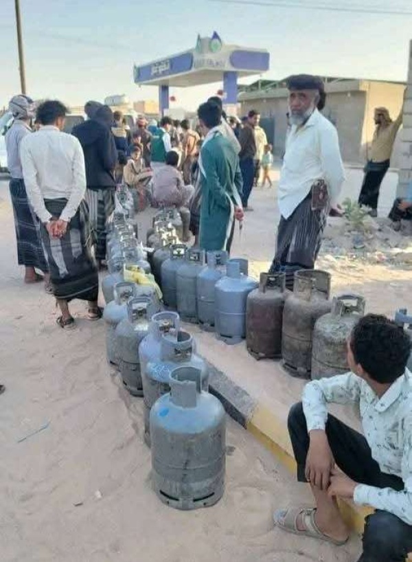 مواطنون يشكون من حرمانهم من الغاز مقابل تزويد المطاعم بالأسطوانات مواطنون يشكون من حرمانهم من الغاز مقابل تزويد المطاعم بالأسطوانات