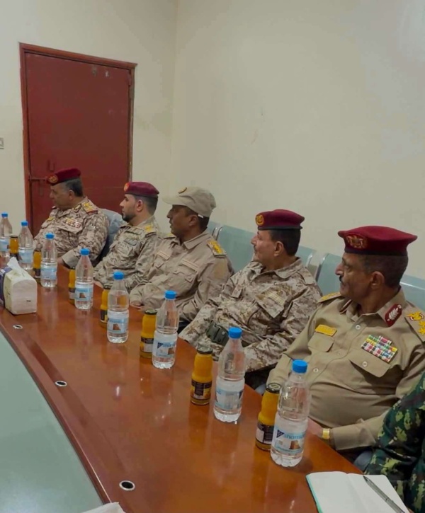 قائد المنطقة العسكرية الرابعة يجتمع بقيادة محور تعز قائد المنطقة العسكرية الرابعة يجتمع بقيادة محور تعز