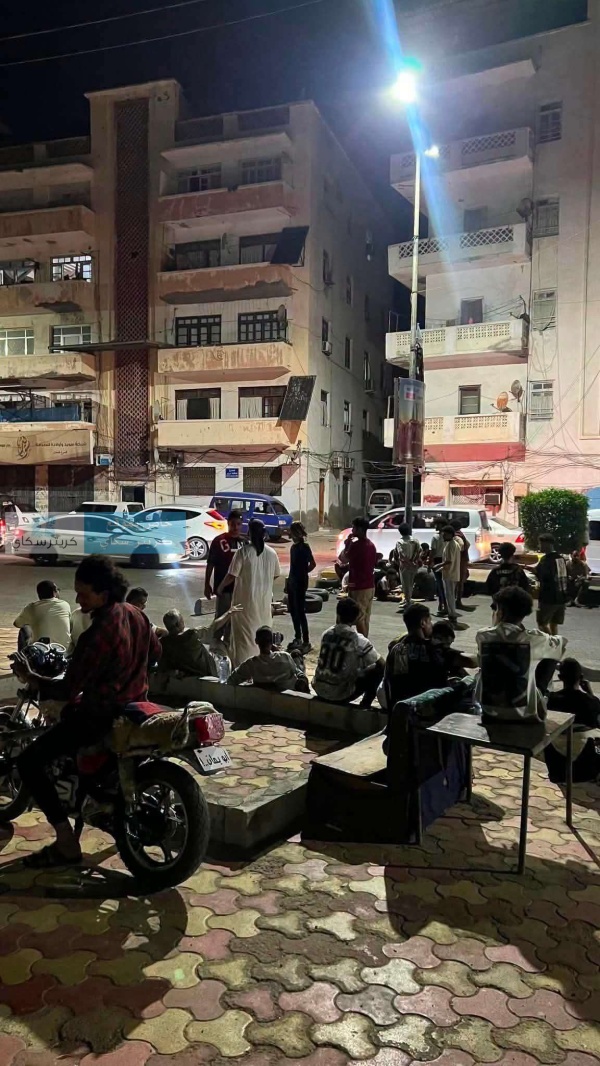 عاجل محتجون يقطعون الشارع الرئيسي في المعلا بسبب تردي الخدمات عاجل محتجون يقطعون الشارع الرئيسي في المعلا بسبب تردي الخدمات