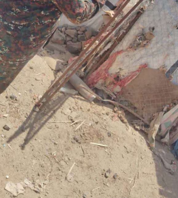 فريق هندسي يحيد مقذوفا حو ثيا سقط في مخيم للنازحين بمأرب فريق هندسي يحيد مقذوفا حو ثيا سقط في مخيم للنازحين بمأرب