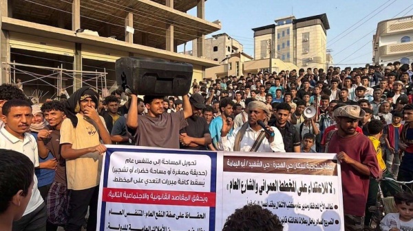 أهالي حي الهجرة في عدن يحتجون رفضا لتحويل المتنفس العام إلى موقع لبناء مسجد أهالي حي الهجرة في عدن يحتجون رفضا لتحويل المتنفس العام إلى موقع لبناء مسجد