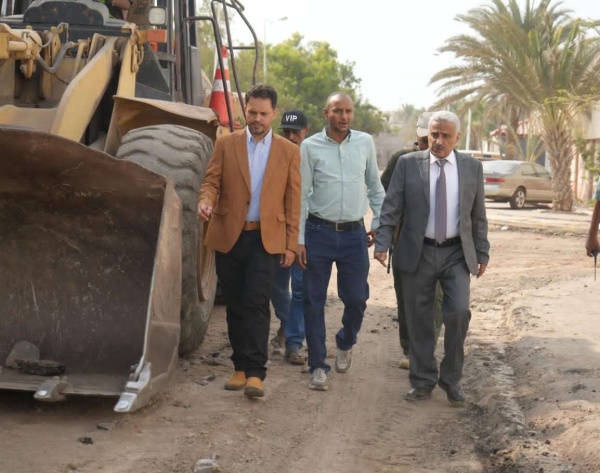 رئيس صندوق صيانة الطرق ي دشن مشروع صيانة وإعادة تأهيل الشوارع الداخلية في حي السفارات بخورمكسر رئيس صندوق صيانة الطرق ي دشن مشروع صيانة وإعادة تأهيل الشوارع الداخلية في حي السفارات بخورمكسر