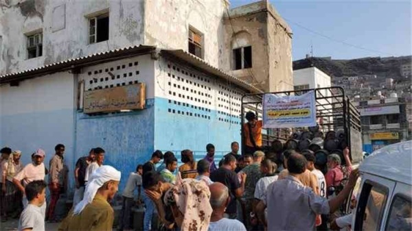 محافظ عدن يرعى توزيع 200 دبة غاز ب8 الف محافظ عدن يرعى توزيع 200 دبة غاز ب8 الف