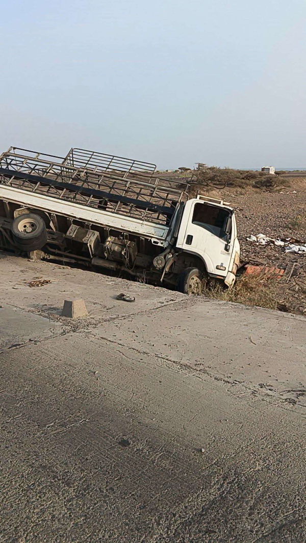 عقب حادث على خط الساحل في باب المندب مطالب بإصلاح عبارات السيول المتهالكة عقب حادث على خط الساحل في باب المندب مطالب بإصلاح عبارات السيول المتهالكة