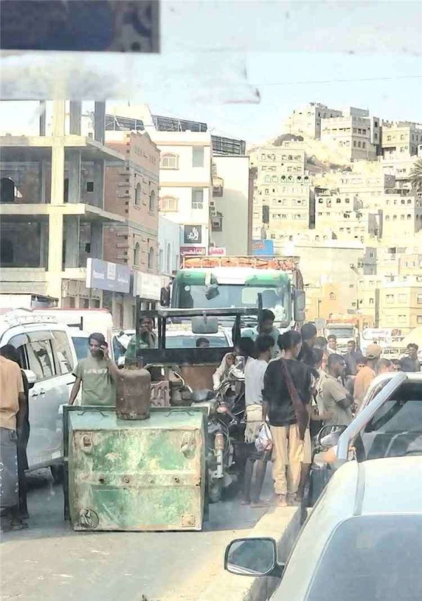 مواطنون يقطعون الشارع الرئيسي في المكلا احتجاج ا على أزمة الغاز مواطنون يقطعون الشارع الرئيسي في المكلا احتجاج ا على أزمة الغاز