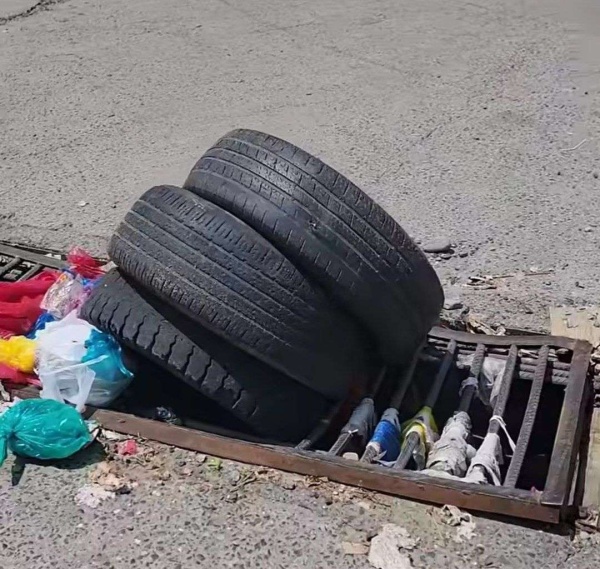 مواطنون يشكون تلف شبكات إحدى العبارات بعد أشهر قليلة من تركيبها مواطنون يشكون تلف شبكات إحدى العبارات بعد أشهر قليلة من تركيبها