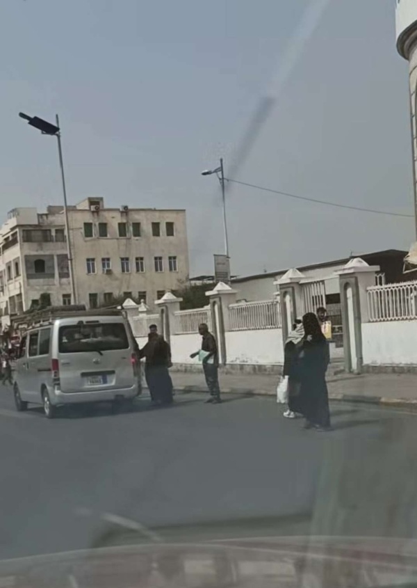 أزمة مواصلات خانقة تشل حركة عدن بسبب انعدام الغاز وإغلاق المحطات أزمة مواصلات خانقة تشل حركة عدن بسبب انعدام الغاز وإغلاق المحطات
