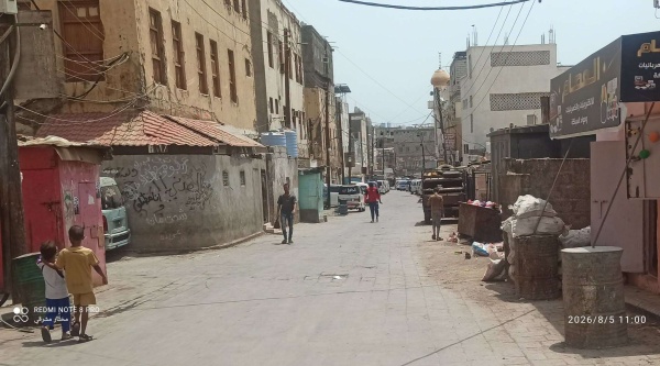 شلل يصيب الشوارع بعدن