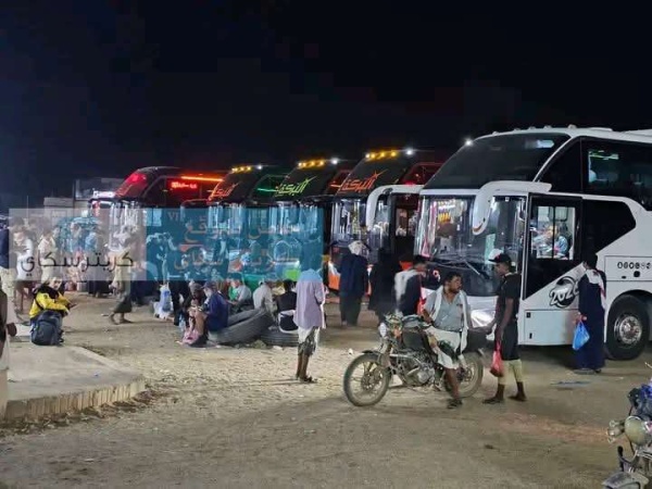 زحام الوديعة يربك حركة المسافرين طوابير من باصات النقل الجماعي زحام الوديعة يربك حركة المسافرين طوابير من باصات النقل الجماعي
