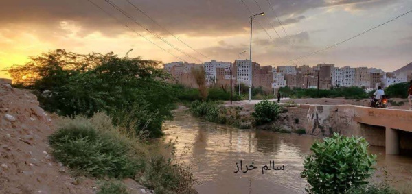 بالصور وصول سيل وادي سر إلى الجرووب بشبام حضرموت بالصور وصول سيل وادي سر إلى الجرووب بشبام حضرموت