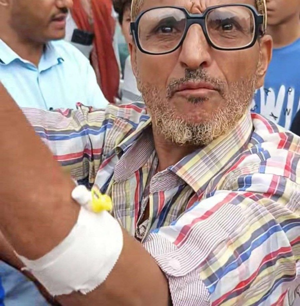 مواطن يعبر عن استيائه عقب رفض نقل ملف نجله إلى مدرسة 22 مايو بتعز
