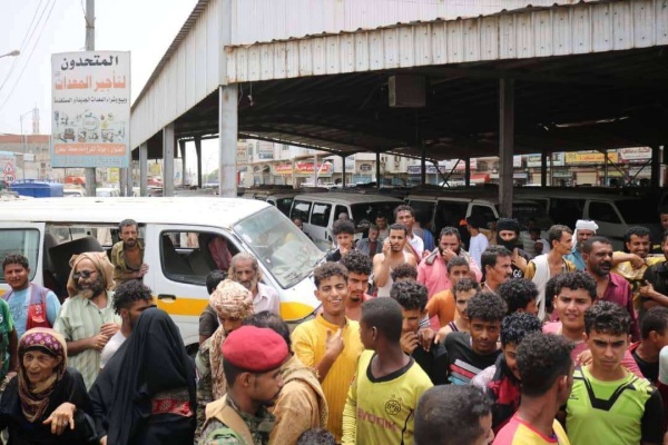 مواطن يشكو من رفع أجور المواصلات في فرزة الممدارة بعدن مواطن يشكو من رفع أجور المواصلات في فرزة الممدارة بعدن