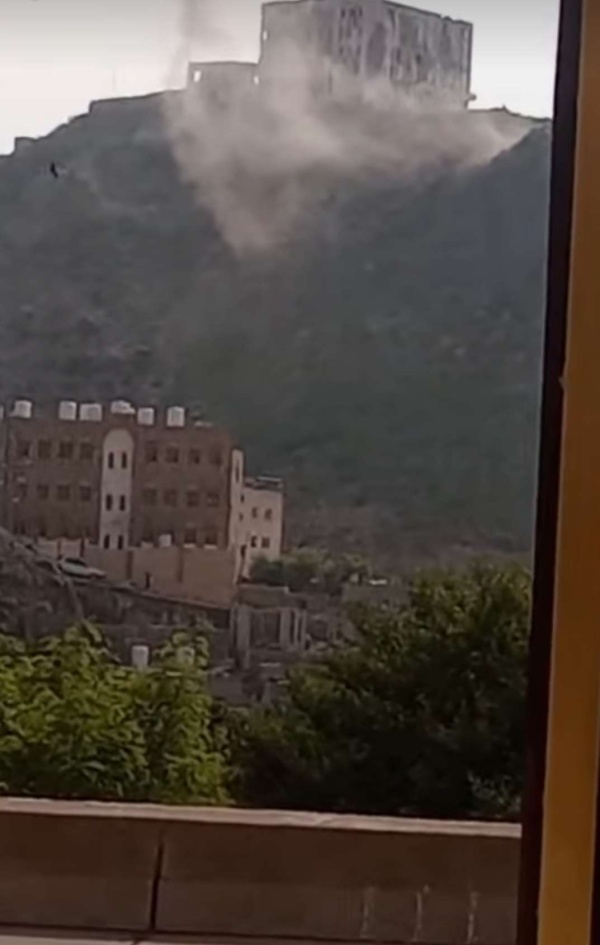 عاجل قصف حوثي يستهدف محيط المجمع القضائي في تعز عاجل قصف حوثي يستهدف محيط المجمع القضائي في تعز