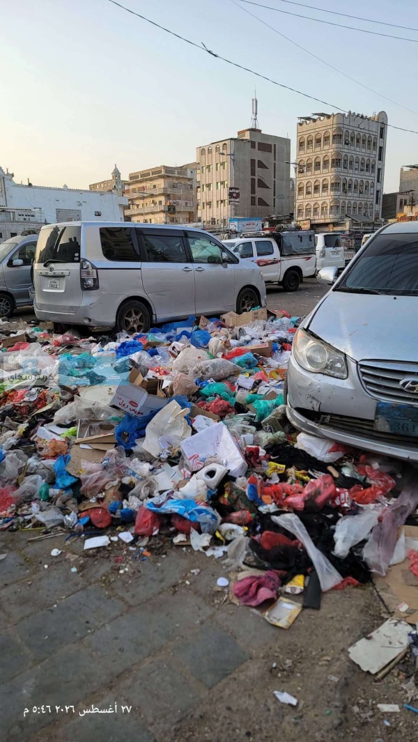 القمامة تحاصر ساحة النور في الشيخ عثمان القمامة تحاصر ساحة النور في الشيخ عثمان