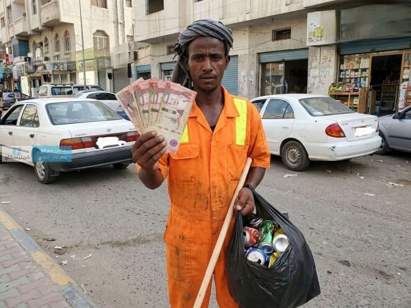 لا يملك قيمة روتي عامل نظافة بعدن يعيد 1200 ريال لصاحبتها ويرفض المكافأة
