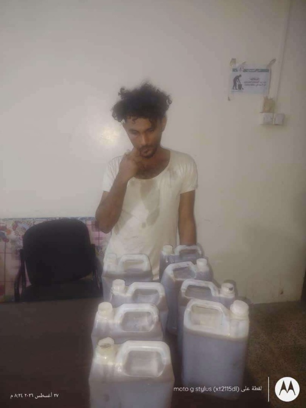 شاب يقوم بصنع عسل مغشوش بلحج شاب يقوم بصنع عسل مغشوش بلحج