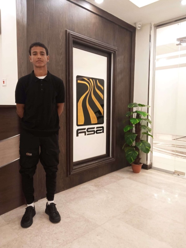عبقري يمني يغادر عدن للمشاركة في أولمبياد العلوم الدولية بفرنسا